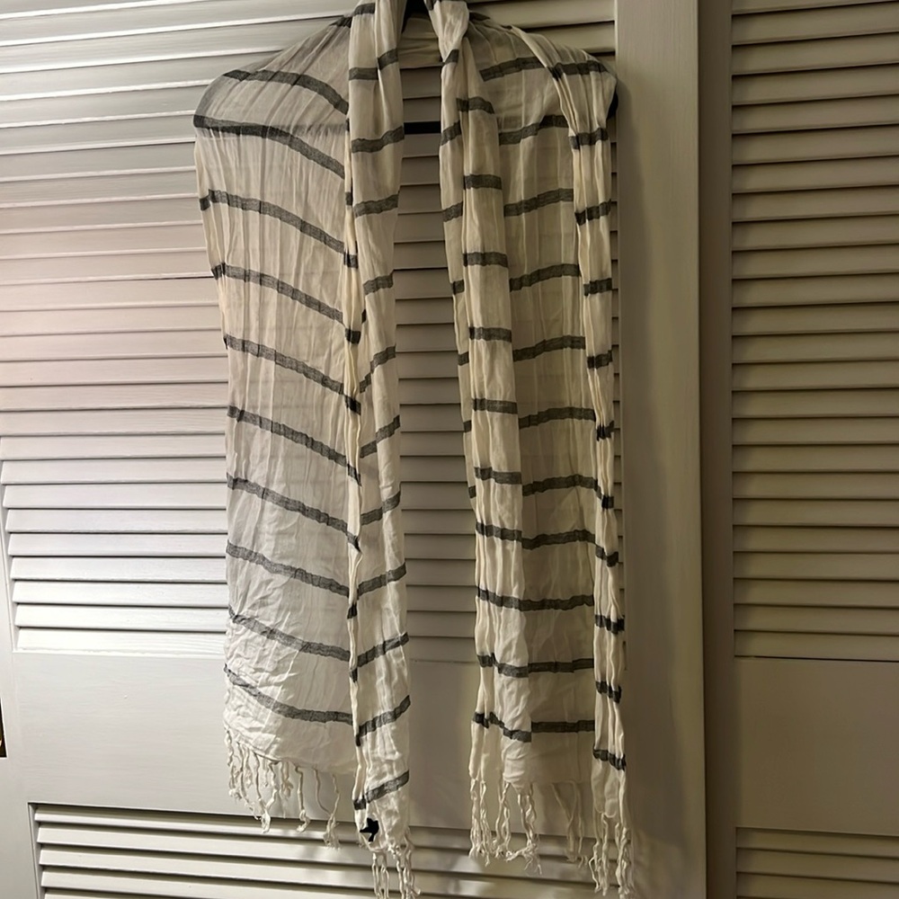Striped, open-ended scarf